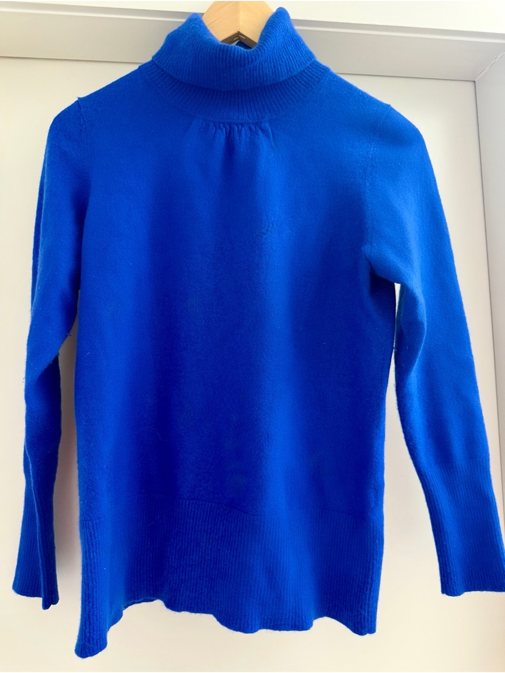 100% Cashmere Classique Women's Royal Blue Turtleneck Sweater